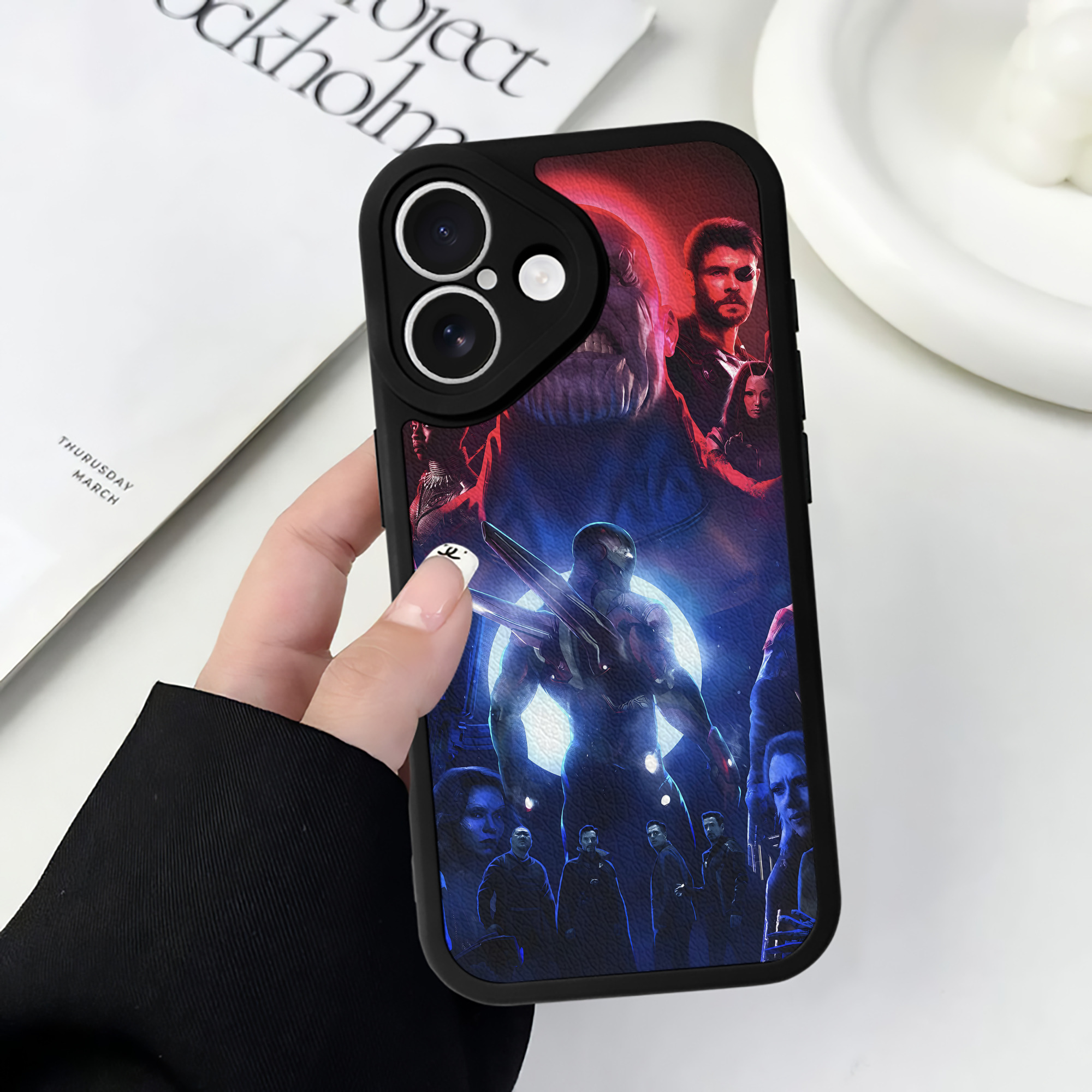 （画像用） アベンジャーズ The Avengers 【iPhone 16シリーズ対応】シリコンスマホケース（レザー調） 材質：シリコン